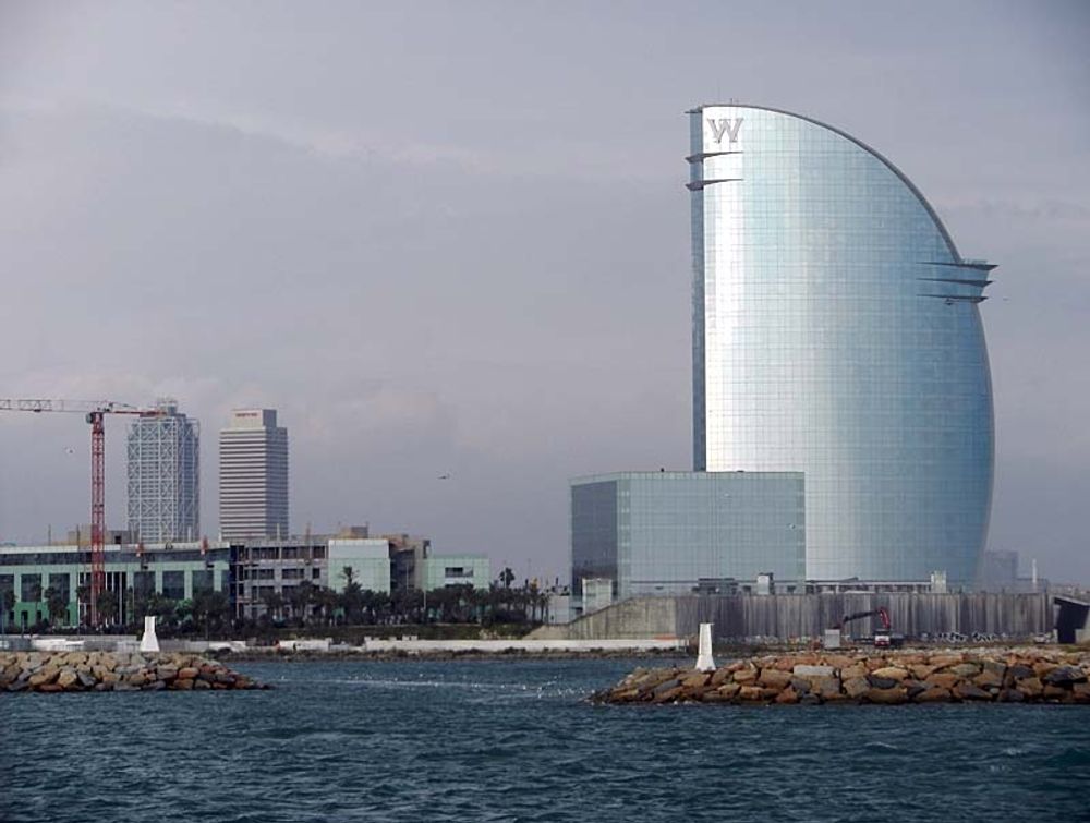 M&aacute;laga s&ouml;ker en karakt&auml;ristisk hotellbyggnad i hamnen, i stil med Hotel W i Barcelona.