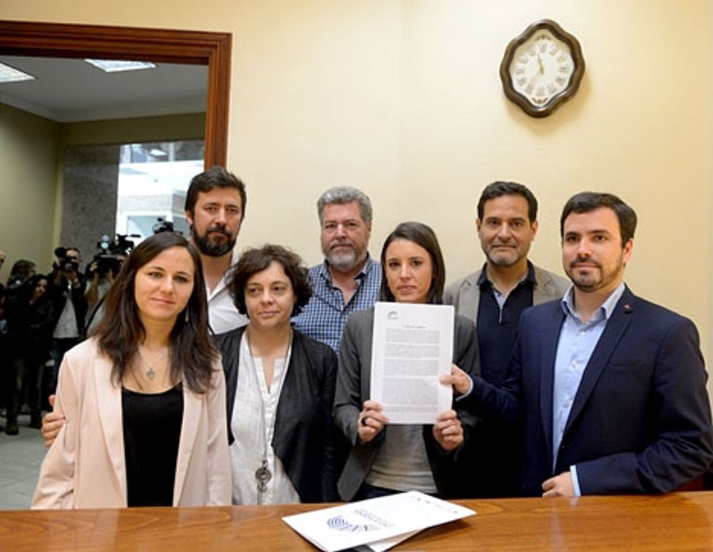 Podemos registrerade p&aring; f&ouml;rmiddagen 19 maj sin misstroendef&ouml;rklaring mot regeringschefen Mariano Rajoy. Foto: Podemos/Flickr