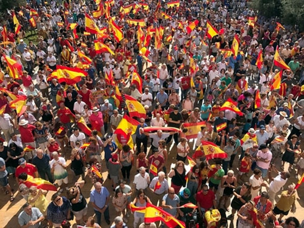 Hundratusentals m&auml;nniskor demonstrerade i helgen runt hela Spanien f&ouml;r landets enighet Bilden &auml;r fr&aring;n Plaza de Espa&ntilde;a i Fuengirola. Foto: Ayto de Fuengirola