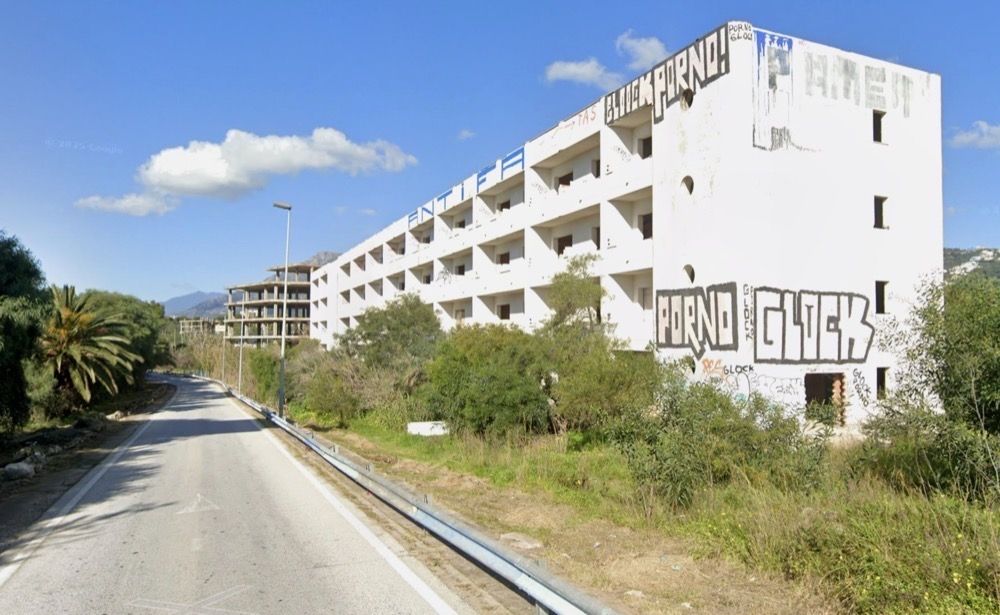 Efter nyheterna om att v&aring;rdpersonal tvingas sova p&aring; parkeringen har kommunledningen presenterat ett nytt f&ouml;rslag f&ouml;r den &ouml;vergivna fastigheten. Foto: Google Maps