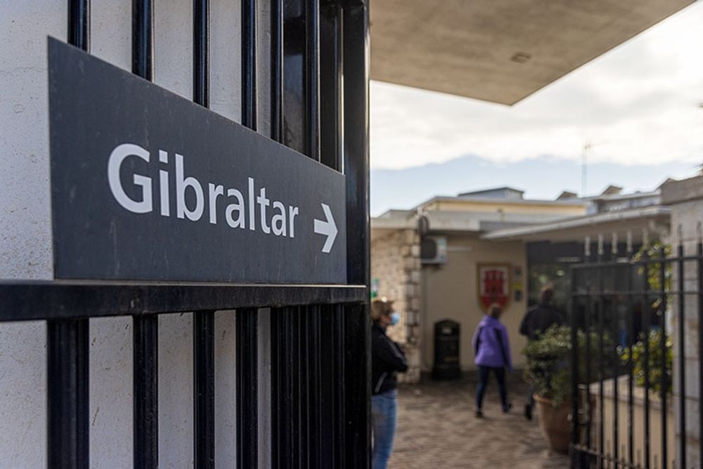 Spanien anklagas f&ouml;r striktare gr&auml;nskontroller vid Gibraltar, vilket leder till tidvis l&aring;nga k&ouml;er.