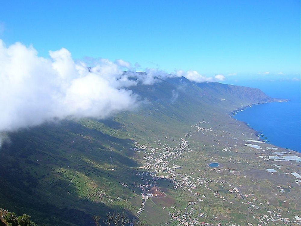En hel by p&aring; kanarie&ouml;n El Hierro har evakuerats, efter ett flertal vulkanutbrott n&auml;ra kusten.