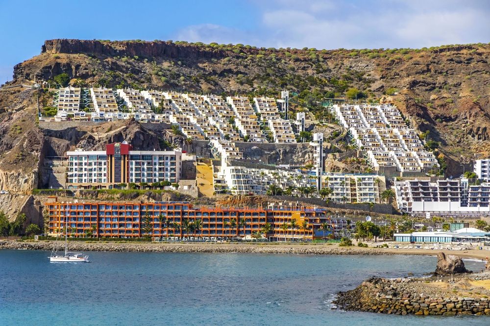 Omfattande granskningar av annullerade trafikb&ouml;ter avsl&ouml;jade att polismannen fokuserat p&aring; utl&auml;ndska bes&ouml;kare i hyrbilar p&aring; s&ouml;dra Gran Canaria.