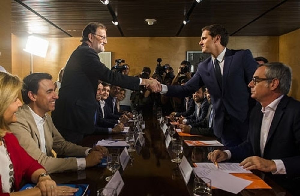 Regeringspakten mellan PP och Ciudadanos h&auml;nger p&aring; en sk&ouml;r tr&aring;d.