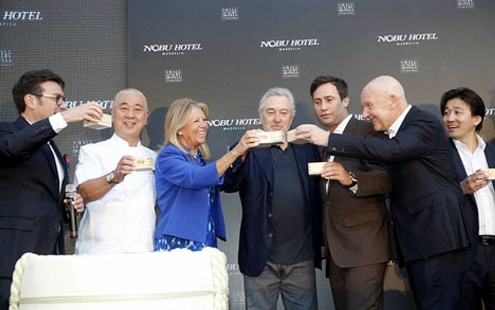 &Auml;garna bakom Nobu Hospitality sk&aring;lar i sake vid invigningen 16 maj. Foto: Ayto de Marbella