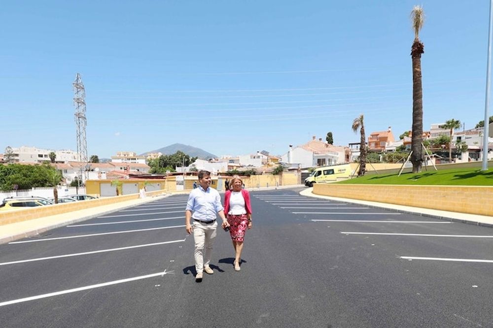 &Aacute;ngeles Mu&ntilde;oz och Javier Garc&iacute;a inspekterar den nya parkeringsplatsen. Foto: Ayto de Marbella