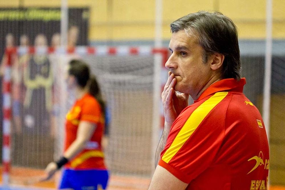 Landslagstr&auml;naren Jorge Due&ntilde;as har lett handbollsdamerna till Spaniens fr&auml;msta internationella framg&aring;ng.