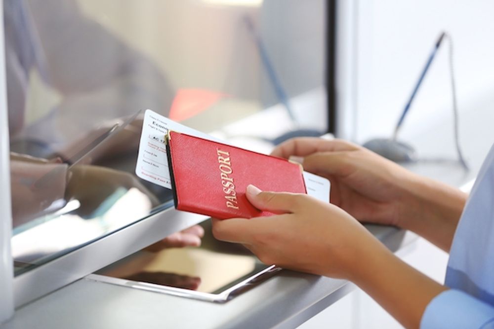 Resen&auml;rer fr&aring;n utanf&ouml;r Schengen kan ofta f&aring; v&auml;nta upp till 45 minuter p&aring; att g&aring; igenom passkontrollen p&aring; spanska flygplatser.