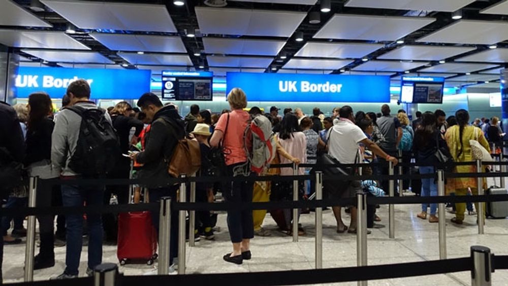 Storbritannien beh&aring;ller inreserestriktionerna f&ouml;r alla resen&auml;rer fr&aring;n EU, vilket f&ouml;rsv&aring;rar f&ouml;r de egna medborgarna att resa p&aring; utlandssemester.