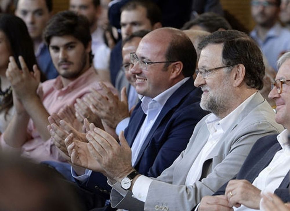 Pedro Antonio S&aacute;nchez intill PP-ledaren Mariano Rajoy.