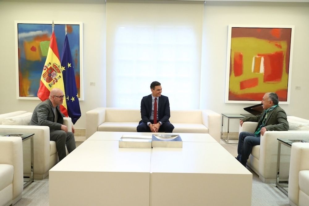 Spaniens regeringschef Pedro S&aacute;nchez tillsammans med fackf&ouml;reningsledarna Pepe &Aacute;lvarez (UGT) och Unai Sordo (CCOO).