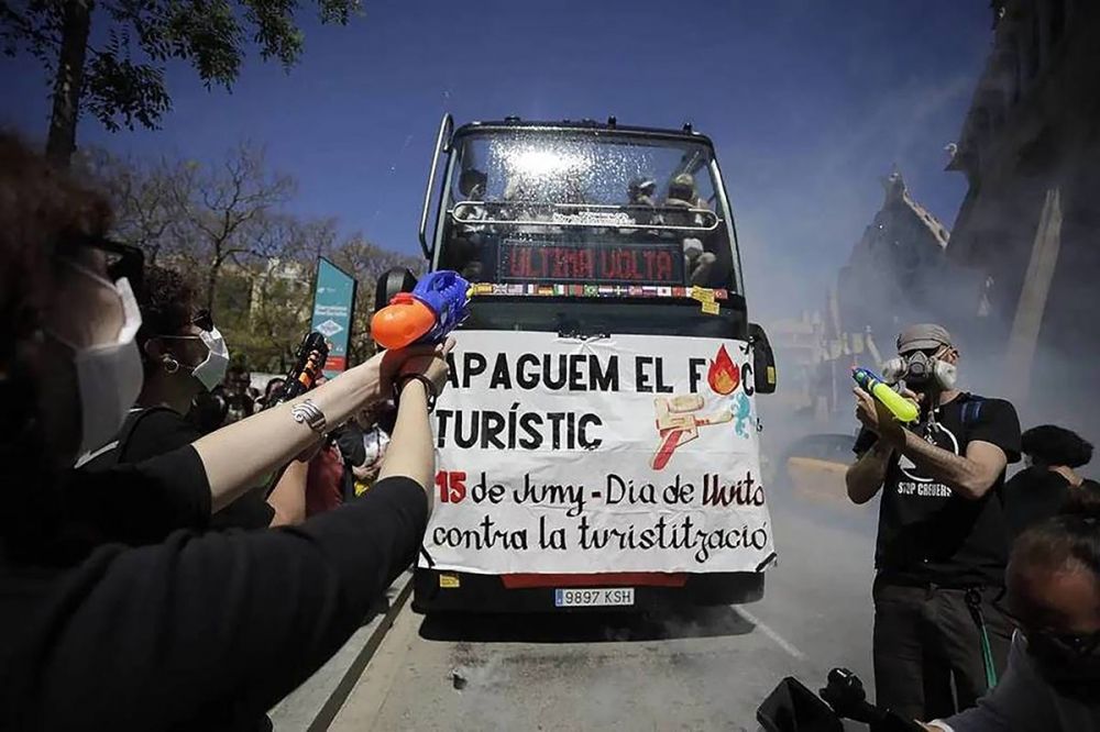 Intill La Sagrada Familia i Barcelona sk&ouml;t demonstranter med vattenpistoler mot en turistbuss. Foto: Assemblea de Barris pel DecreixementTur&iacute;stic