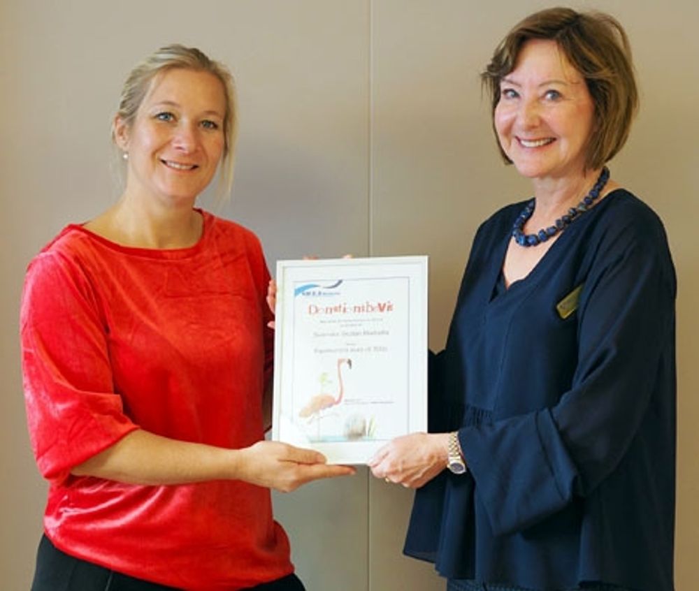 SWEA Marbellas ordf&ouml;rande Eva Roman (till h&ouml;ger) &ouml;verr&auml;cker donationsbeviset till rektorn p&aring; Svenska skolan i Marbella Denise Jim&eacute;nez Norrestad.