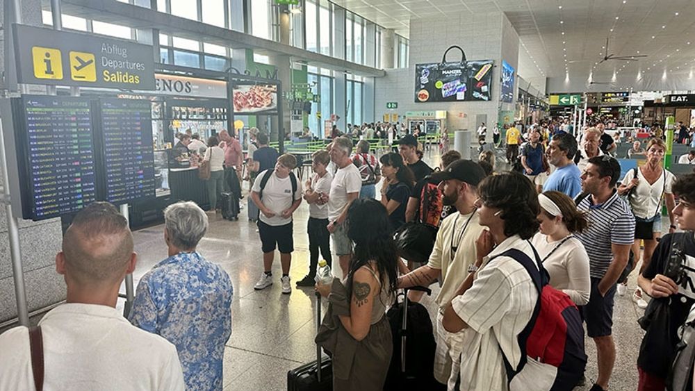 Resen&auml;rer p&aring; M&aacute;laga flygplats f&ouml;ljer informationen om deras flyg under fredagsf&ouml;rmiddagen.