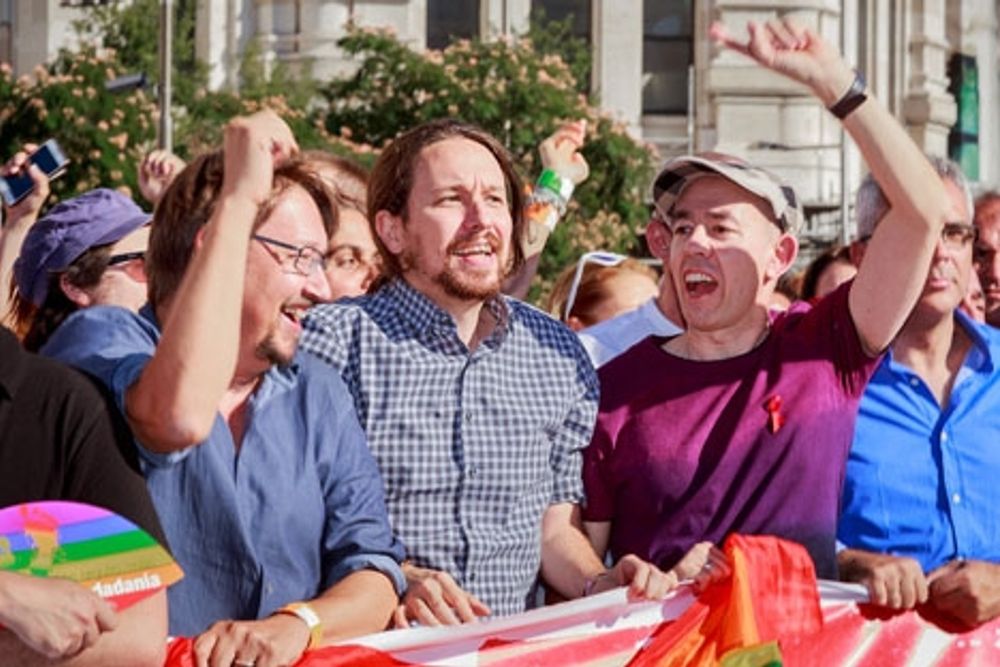 En tredjedel av medlemmarna i Podemos anser att ledaren Pablo Iglesias och hans partner Irene Montero borde avg&aring;.  Foto: Barcex/Wikimedia Commons