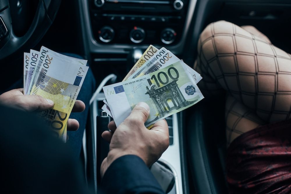 En kvinna har gripits i Almer&iacute;a, misst&auml;nkt f&ouml;r att ha exploaterat tre minder&aring;riga sexuellt sedan 2019.