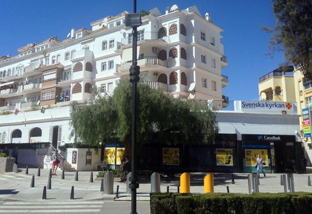 Snart &auml;r det dags f&ouml;r den stora kyrkbasaren, men det r&aring;der allt utom julst&auml;mning i Edificio Tres Coronas i Fuengirola.