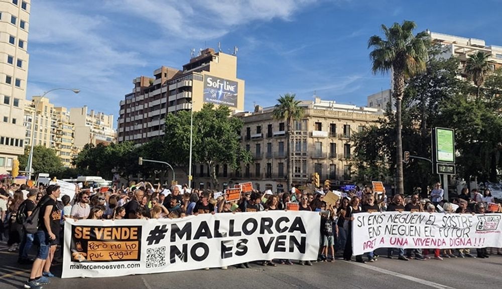 Demonstrationerna p&aring; Balearerna mot massturismen trappas upp. Mer &auml;n 10.000 m&auml;nniskor t&aring;gade i Palma den 25 maj. Foto: @CCOOBalears/X