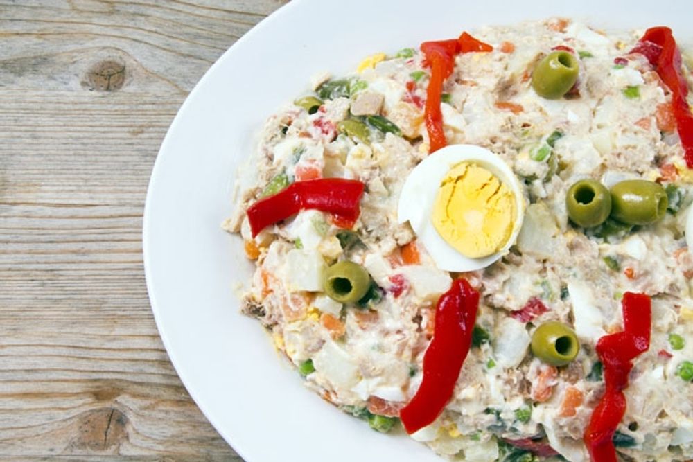K&auml;r r&auml;tt tillskrivs m&aring;nga upphovsm&auml;n. Det g&auml;ller inte minst Ensaladilla rusa, som uppges ha r&ouml;tter inte bara i Ryssland, utan &auml;ven Frankrike och England. Popul&auml;rast &auml;r den dock utan tvekan i Spanien!