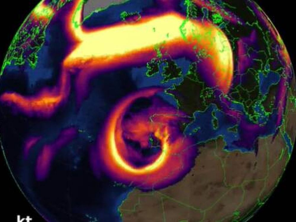 Satellitbilder visar hur det v&aring;ldsamma l&aring;gtrycket ringat in Iberiska halv&ouml;n de senaste dagarna. Foto: Twitter/@ScottDuncanWX