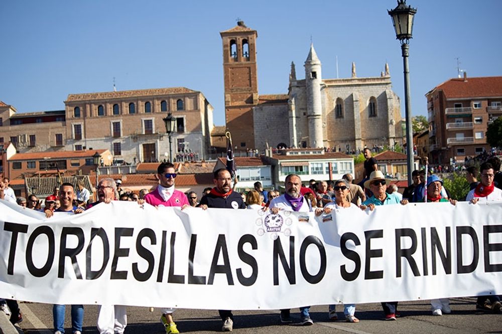 Allt fler sk&aring;despel d&auml;r djur far illa f&ouml;rbjuds i Spanien, men inv&aring;nare i samh&auml;llen som Tordesillas (Valladolid) f&ouml;rsvarar &auml;n idag sin r&auml;tt att f&aring; pl&aring;ga djur f&ouml;r n&ouml;jes skull.