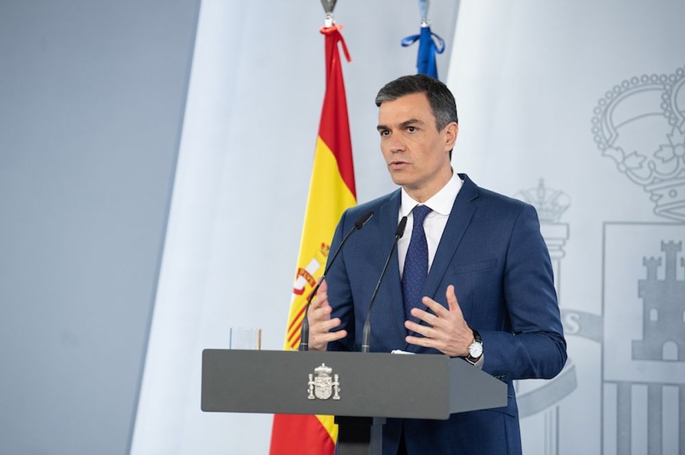 Regeringschefen Pedro S&aacute;nchez i samband med en presskonferens 13 april, vid vilken han presenterade de stora dragen i Spaniens &aring;terh&auml;mtningsplan.