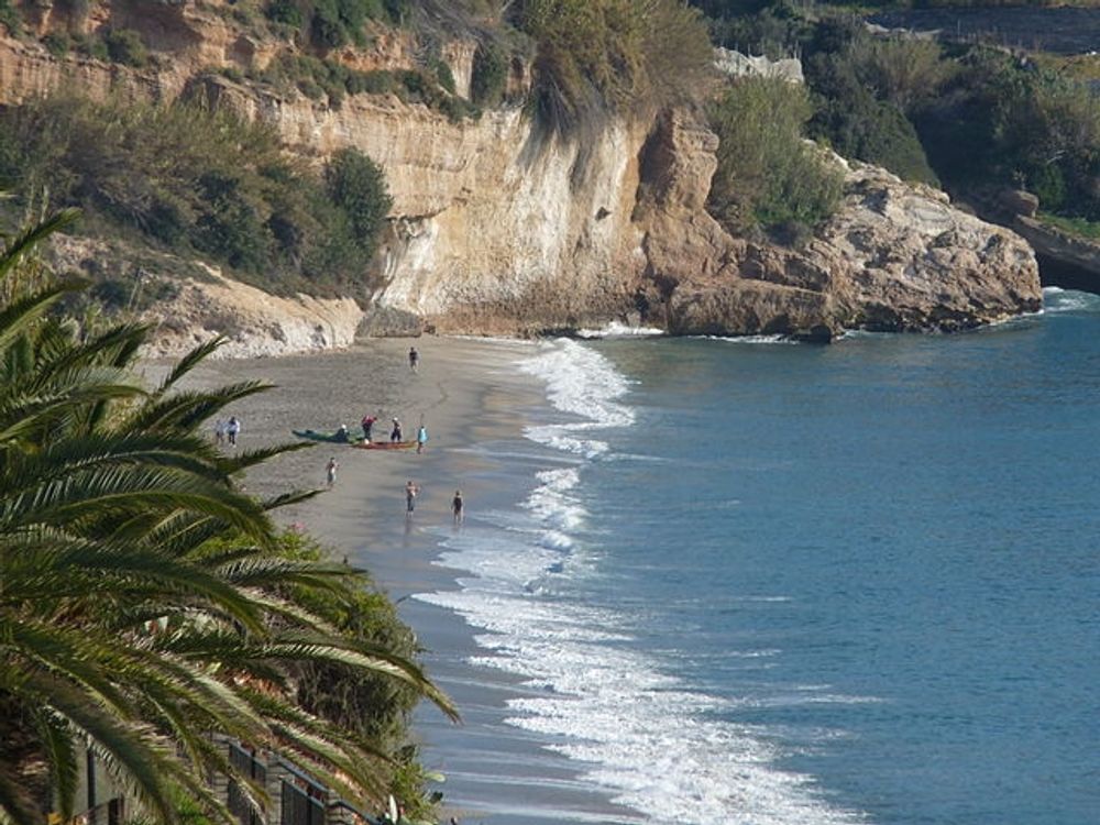 Str&auml;nderna i Nerja har utsetts till n&aring;gra av de b&auml;sta i hela Europa av European Best Destinations. Foto: michael clarke stuff/Wikimedia Commons