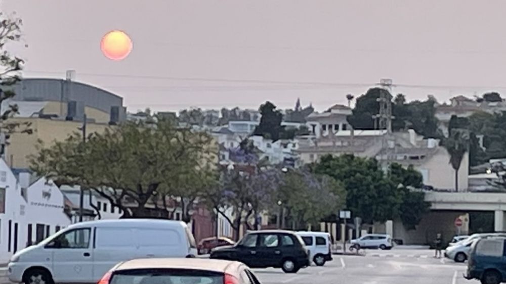 M&aring;nga p&aring; Costa del Sol f&ouml;rv&auml;xlade p&aring; tisdagskv&auml;llen solen med en blodsm&aring;ne, p&aring; grund av dess ovanligt skarpa och r&ouml;da sken.