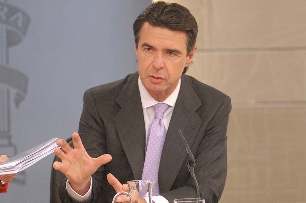 Energiministern Jos&eacute; Manuel Soria misst&auml;nker kartellbildning vid den senaste elauktionen. Foto: La Moncloa