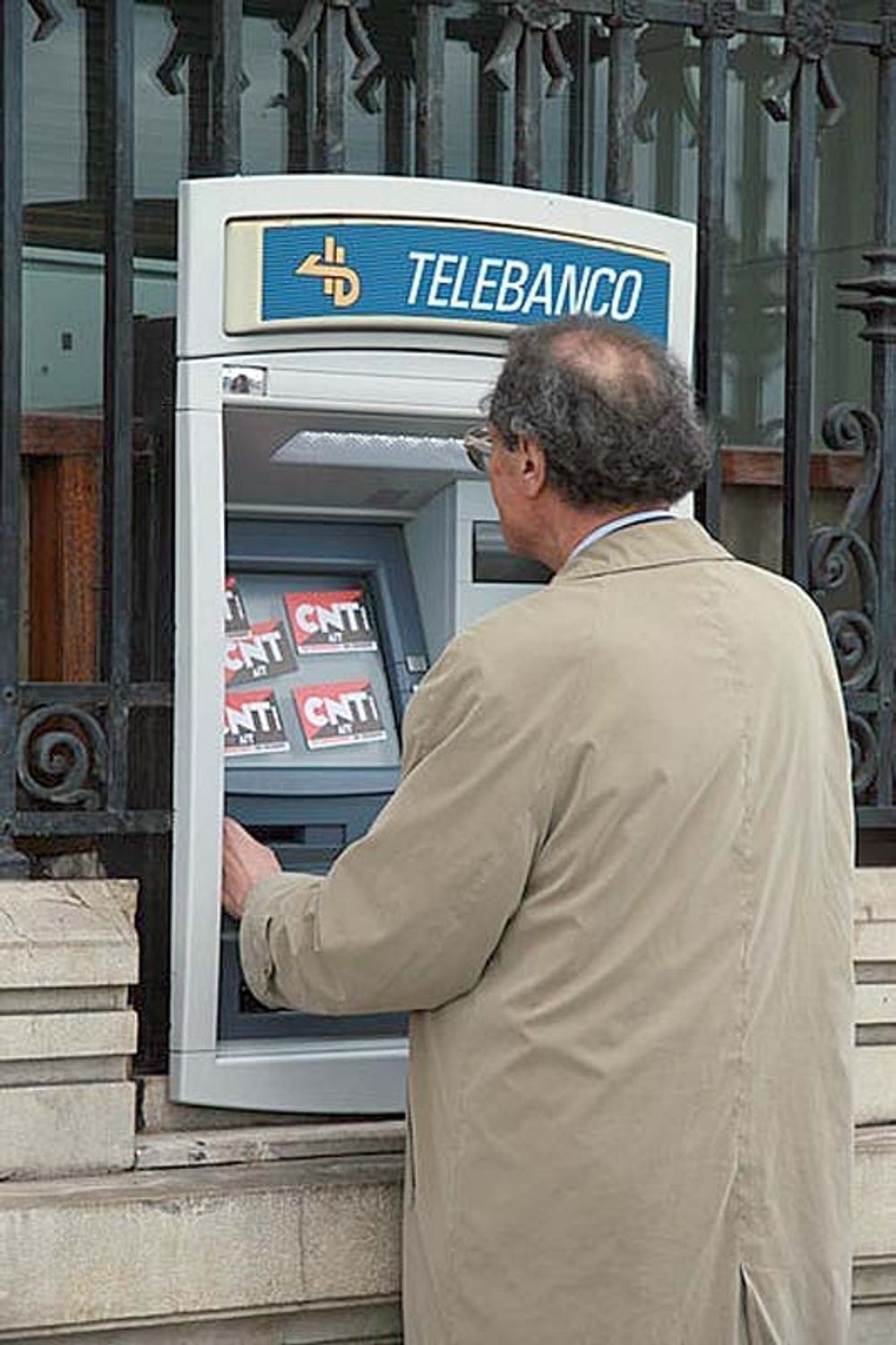 Kunder g&ouml;r b&auml;st i att bruka sin egen banks automater f&ouml;r kontantuttag.