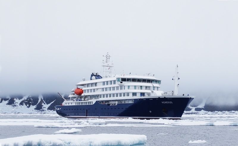 Kryssningsfartyget h&aring;lls i karant&auml;n utanf&ouml;r Kap Verde medan myndigheterna utreder smittl&auml;get och begr&auml;nsar landstigning. (Arkivbild)
