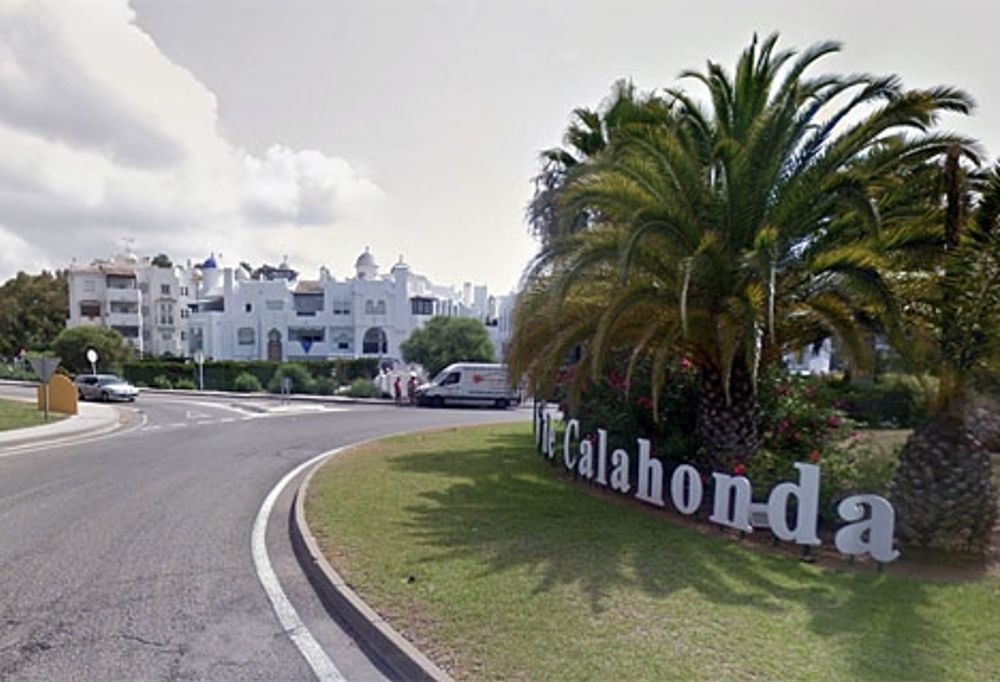 Borgm&auml;staren i Mijas Juan Carlos Maldonado bes&ouml;kte 10 februari Calahonda f&ouml;r att f&ouml;rs&ouml;ka lugna de boende. Foto: Google Maps