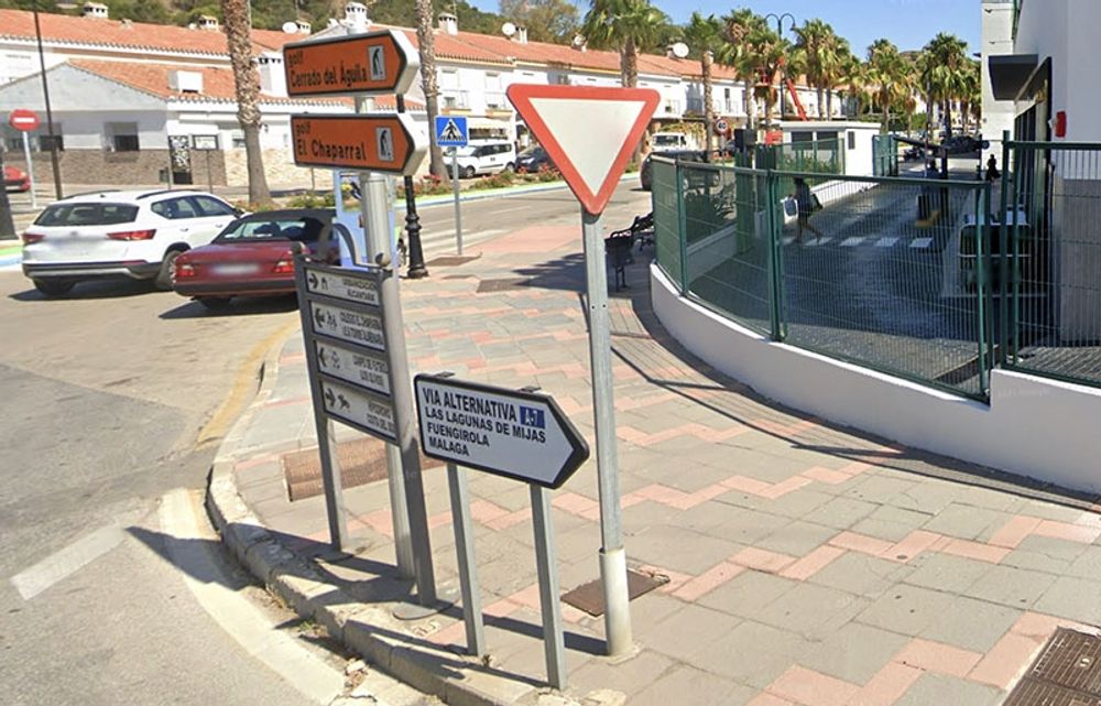 Skyltningen genom bostadsomr&aring;den i Mijas kommun ska f&ouml;rb&auml;ttras f&ouml;r att ange alternativa rutter till kustv&auml;gen A-7. Foto: Google Maps