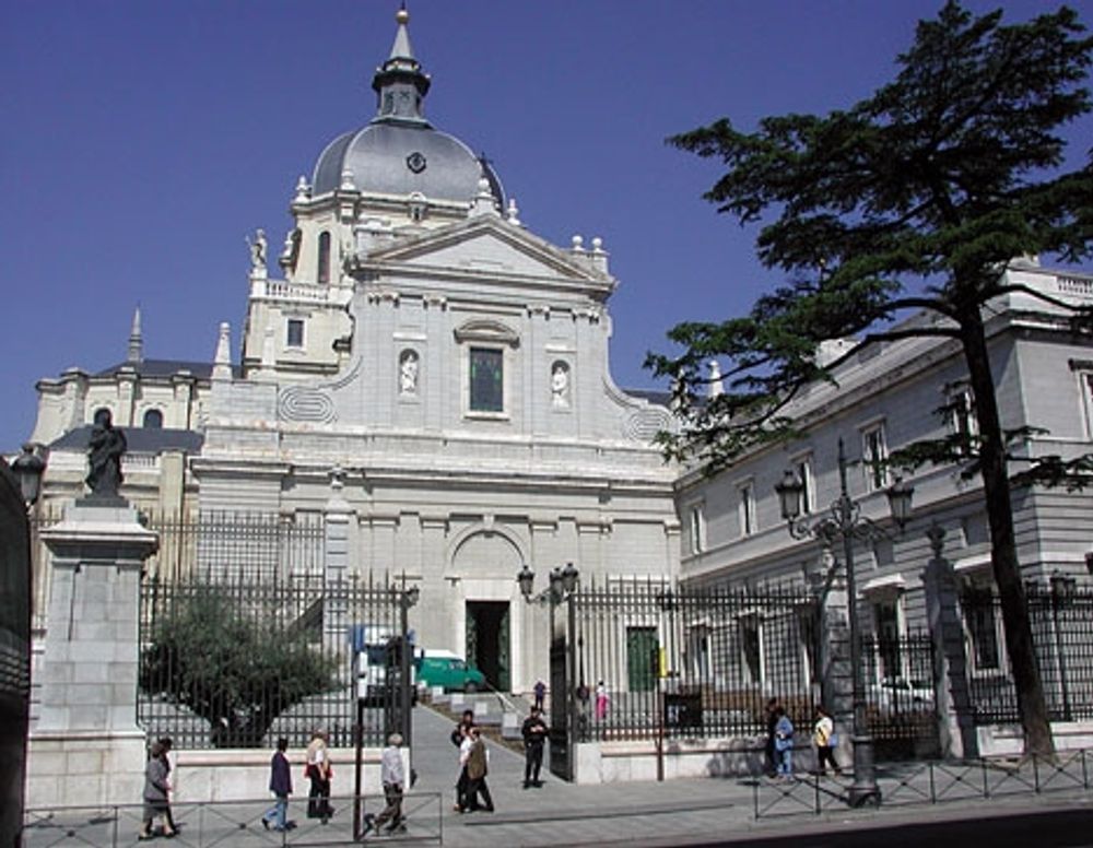 Ceremonien h&ouml;lls i grannbyggnaderna Catedral de la Almudena och Palacio Real.