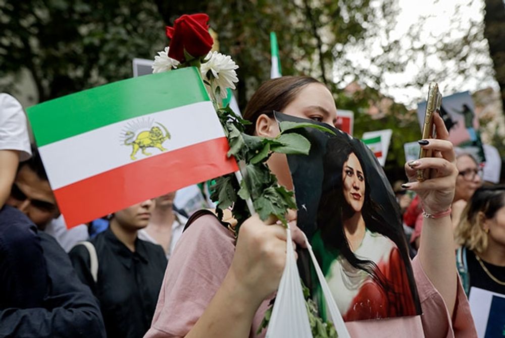 M&auml;ngder av demonstrerande har gripits de senaste veckorna i Iran, bland dem tv&aring; spanska medborgare. Ett flertal uppges &auml;ven ha d&ouml;dats av kravallpolis.