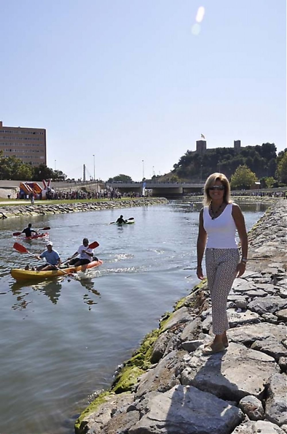 Fuengirolas borgm&auml;stare Esperanza O&ntilde;a var en av den nya flodparkens f&ouml;rsta bes&ouml;kare. Foto: Fuengirola kommun