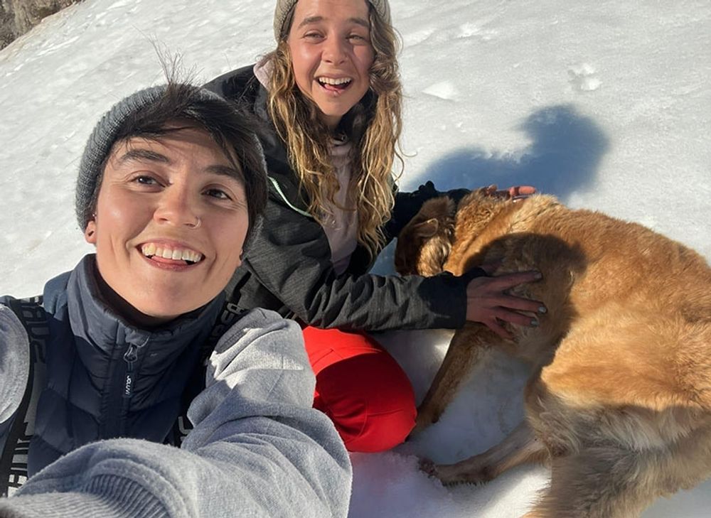 Kater&iacute;n med sin hund Thor, samma &ouml;gonblick som hon och v&auml;ninnan Ceci funnit honom. Foto: Privat