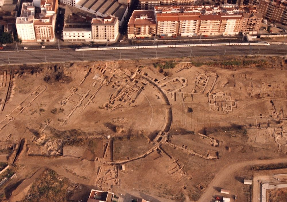 Maximiano Herc&uacute;leos palats uppges ha varit det st&ouml;rsta i hela det romerska imperiet. Det mesta av l&auml;mningarna f&ouml;rst&ouml;rdes n&auml;r C&oacute;rdobas t&aring;gstation byggdes i b&ouml;rjan av 1990-talet.