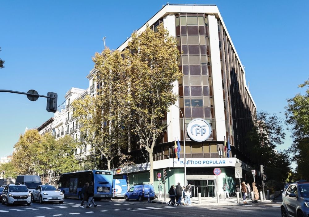Ist&auml;llet f&ouml;r att granska kvinnans p&aring;st&aring;enden om trakasserier uppmanade PP:s regionstyrelse i Madrid henne att h&aring;lla tyst.