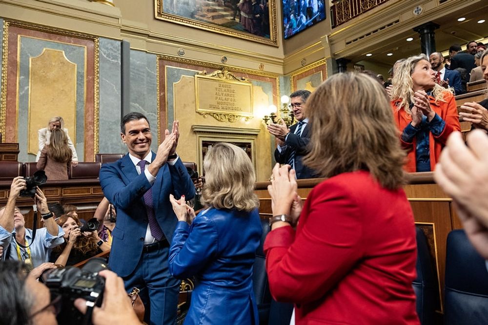 Pedro S&aacute;nchez har blivit omvald med st&ouml;d fr&aring;n sju grupper i parlamentet, f&ouml;rutom sitt eget parti. Foto: PSOE