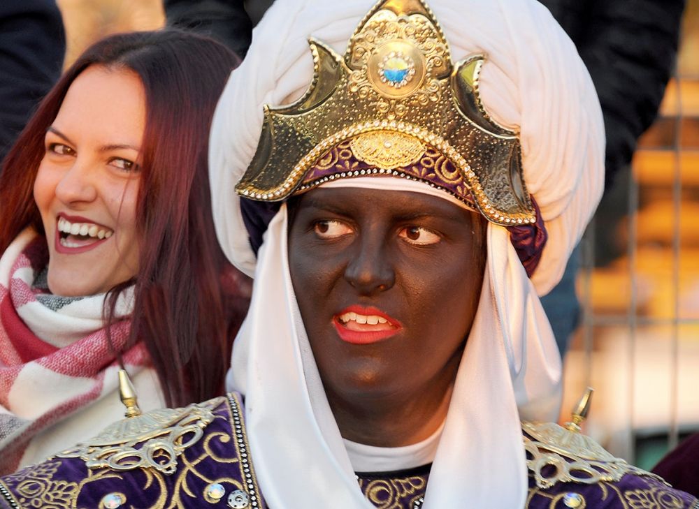 I m&aring;nga orter i Spanien stipuleras numera att Baltasar ska gestaltas av en person av afrikanskt ursprung, f&ouml;r att undvika fenomenet &rdquo;blackface&rdquo;.
