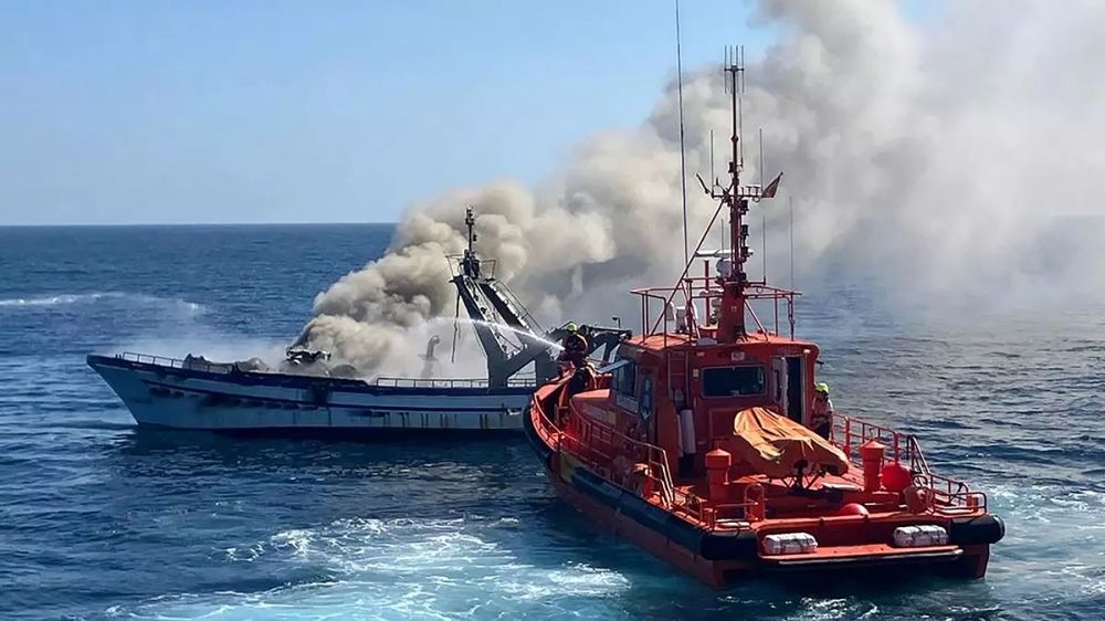 Branden sl&auml;cktes av den spanska r&auml;ddningstj&auml;nsten. Foto: Salvamento Mar&iacute;timo