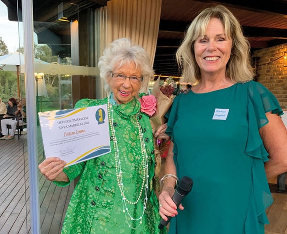 Britten Emme, en av grundarna av SWEA Marbella, mottog hederstiteln &rdquo;Grande Dame of SWEA Marbella&rdquo; av ordf&ouml;randen Monica Tingg&aring;rd.