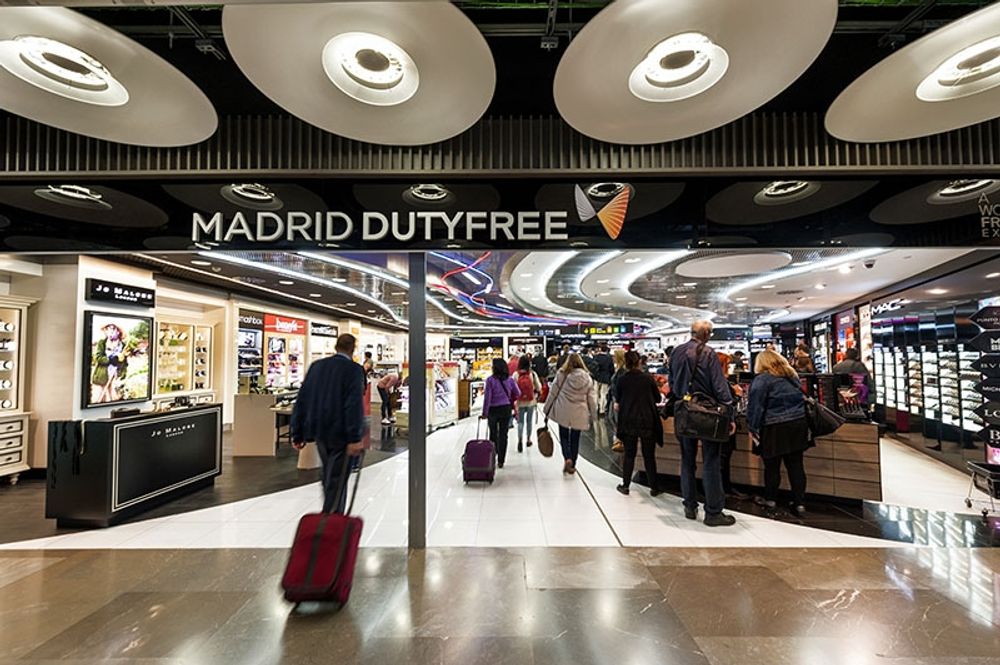 Den d&ouml;mde polischefen p&aring; Madrids flygplats befinns ha tagit emot tv&aring; sportbilar av m&auml;rket Porsche, lyxklockor och kontanter f&ouml;r att bland annat ha sl&auml;ppt f&ouml;rbi gods utan kontroll.