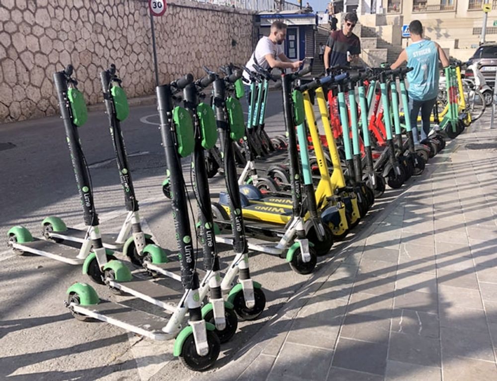 Scooterparkering i M&aacute;laga.