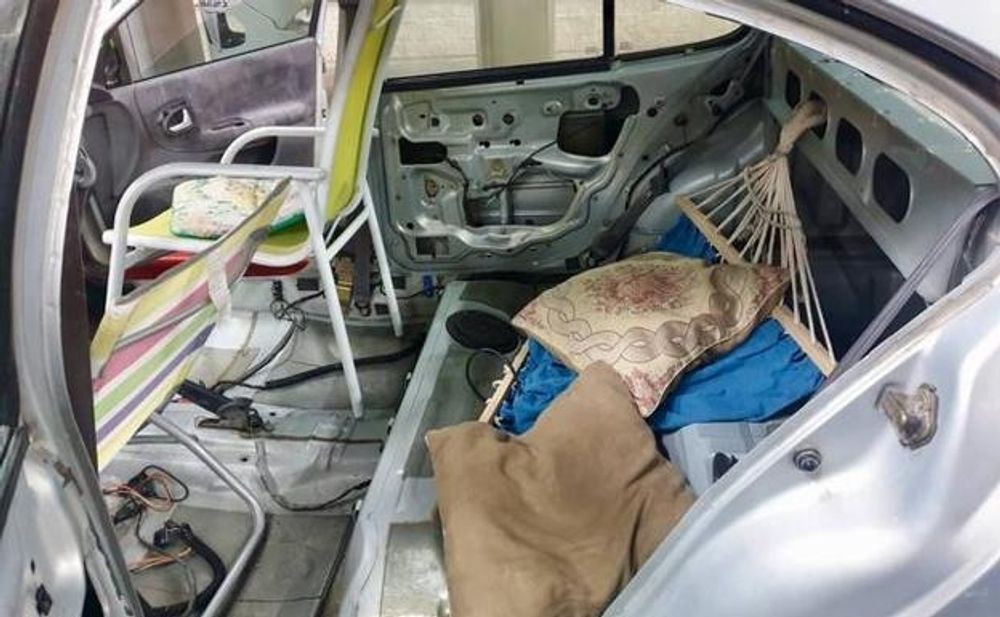 Lokalpoliserna trodde inte sina &ouml;gon n&auml;r de s&aring;g bilens interi&ouml;r. Foto: Sindicato de policia