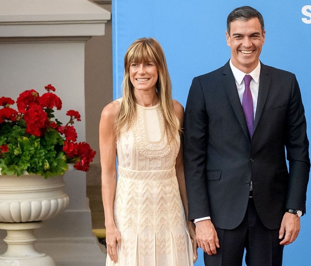B&aring;de Bego&ntilde;a G&oacute;mez och Pedro S&aacute;nchez har f&ouml;rg&auml;ves anm&auml;lt utredningsdomaren Juan Carlos Peinado f&ouml;r egenm&auml;ktigt f&ouml;rfarande.