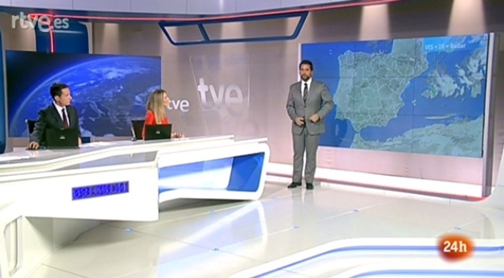 Med den konservativa regeringen har alla nyhetspresentat&ouml;rer i tv-rutan bytts ut och inmunderats kostymer. Bild: RTVE