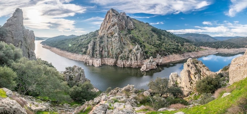 Monfrag&uuml;e bjuder p&aring; ett spektakul&auml;rt landskap och deklarerades nationalpark 1979. 13 &aring;r tidigare omkom h&auml;r &ouml;ver hundra personer i ett av d&aring;tidens st&ouml;rsta dammbyggen i Europa.