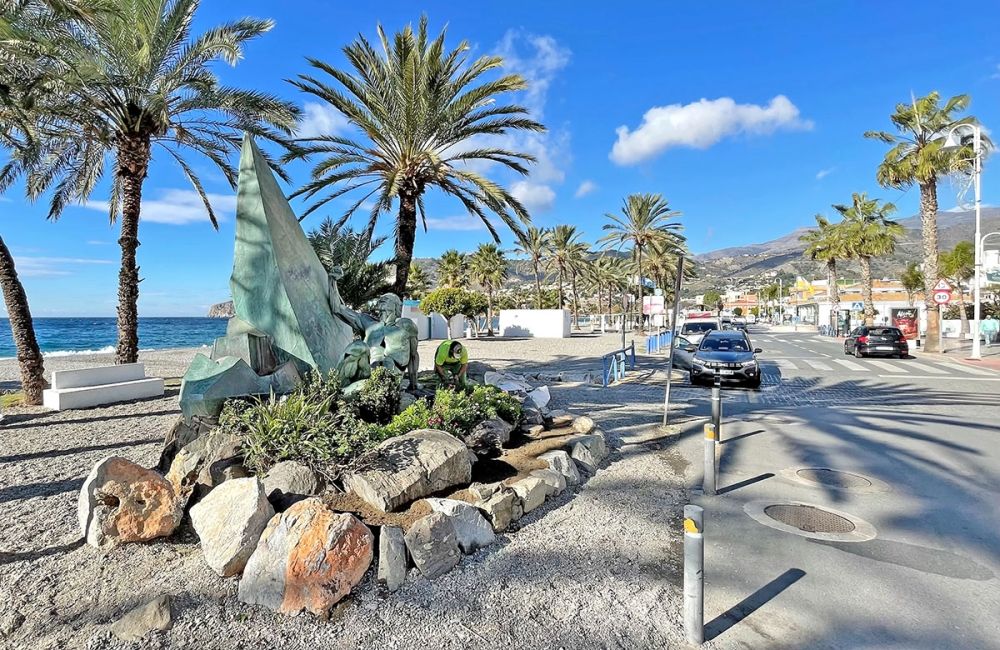 Vid strandpromenaden i La Herradura finns ett monument till minne av tragedin 1562.